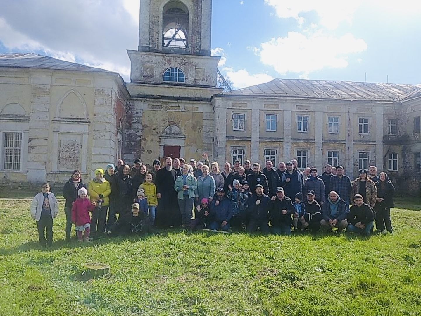 Домодедово, объект культурного наследия, Подмосковье, Культура, День добрых дел, Церковь, Храм, субботник, Субботник в храме, Духовенство, Отец Александр,