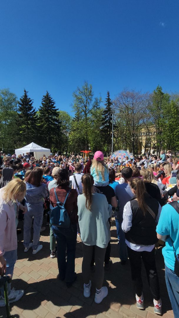 сквер 28 квартал, Ксения Лилеева, Алиса и Алексей Новиковы, открытие теплого сезона, праздник,