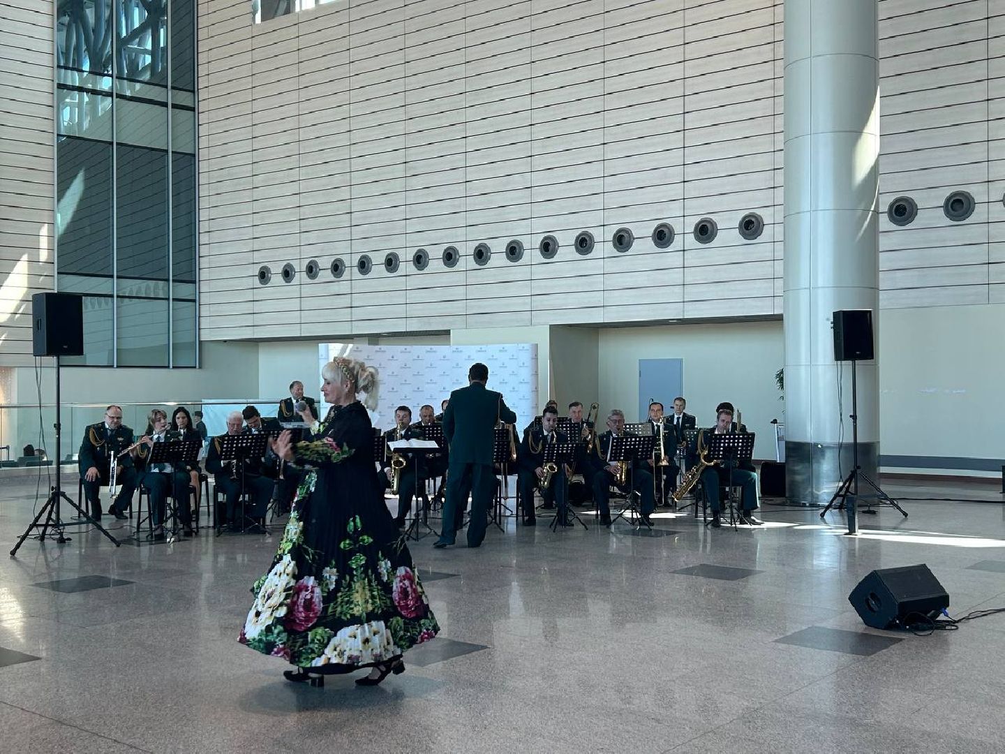 оркестр таможенной службы, песни военных лет, День Победы, аэропорт Домодедово,