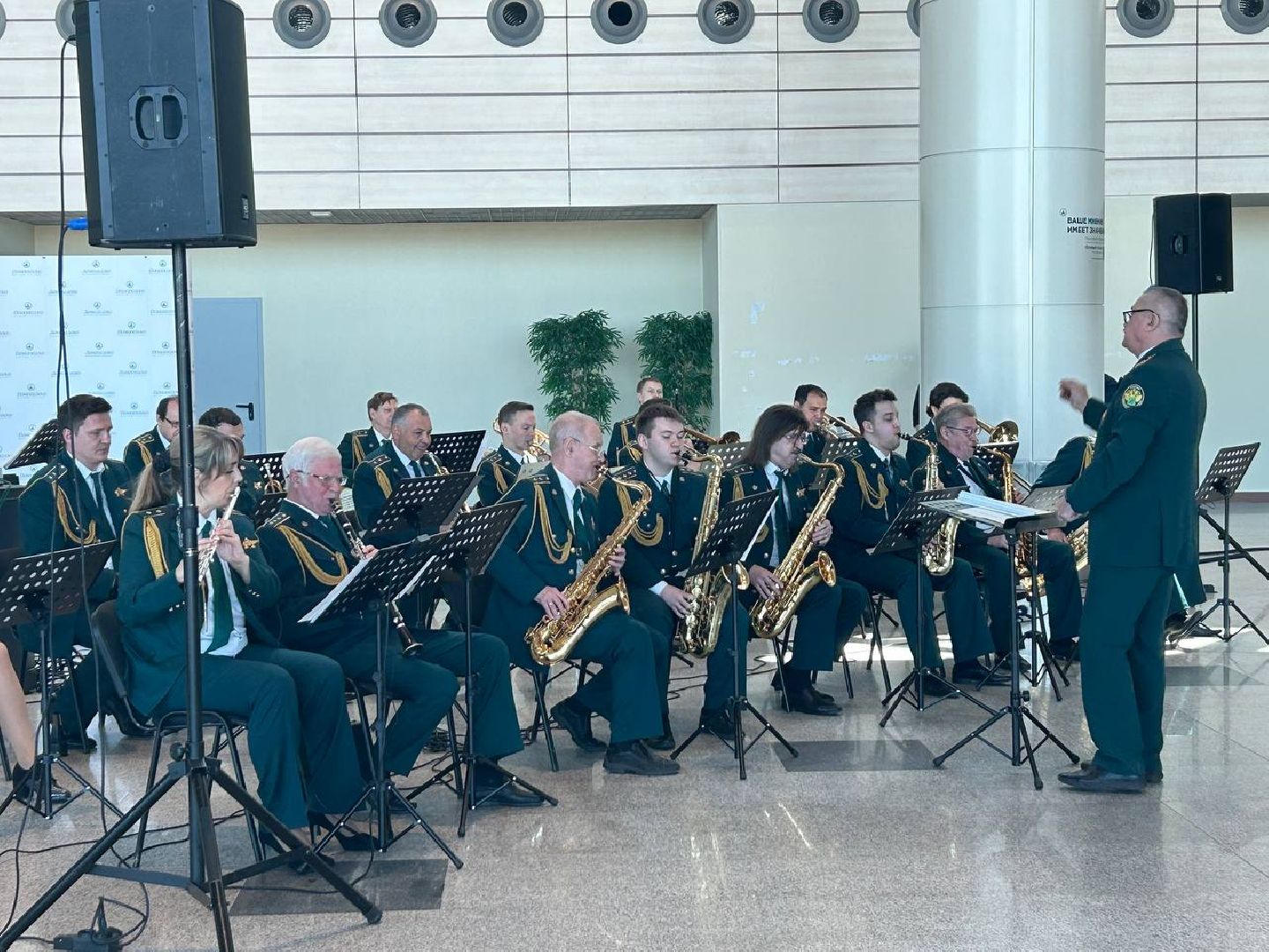 оркестр таможенной службы, песни военных лет, День Победы, аэропорт Домодедово,