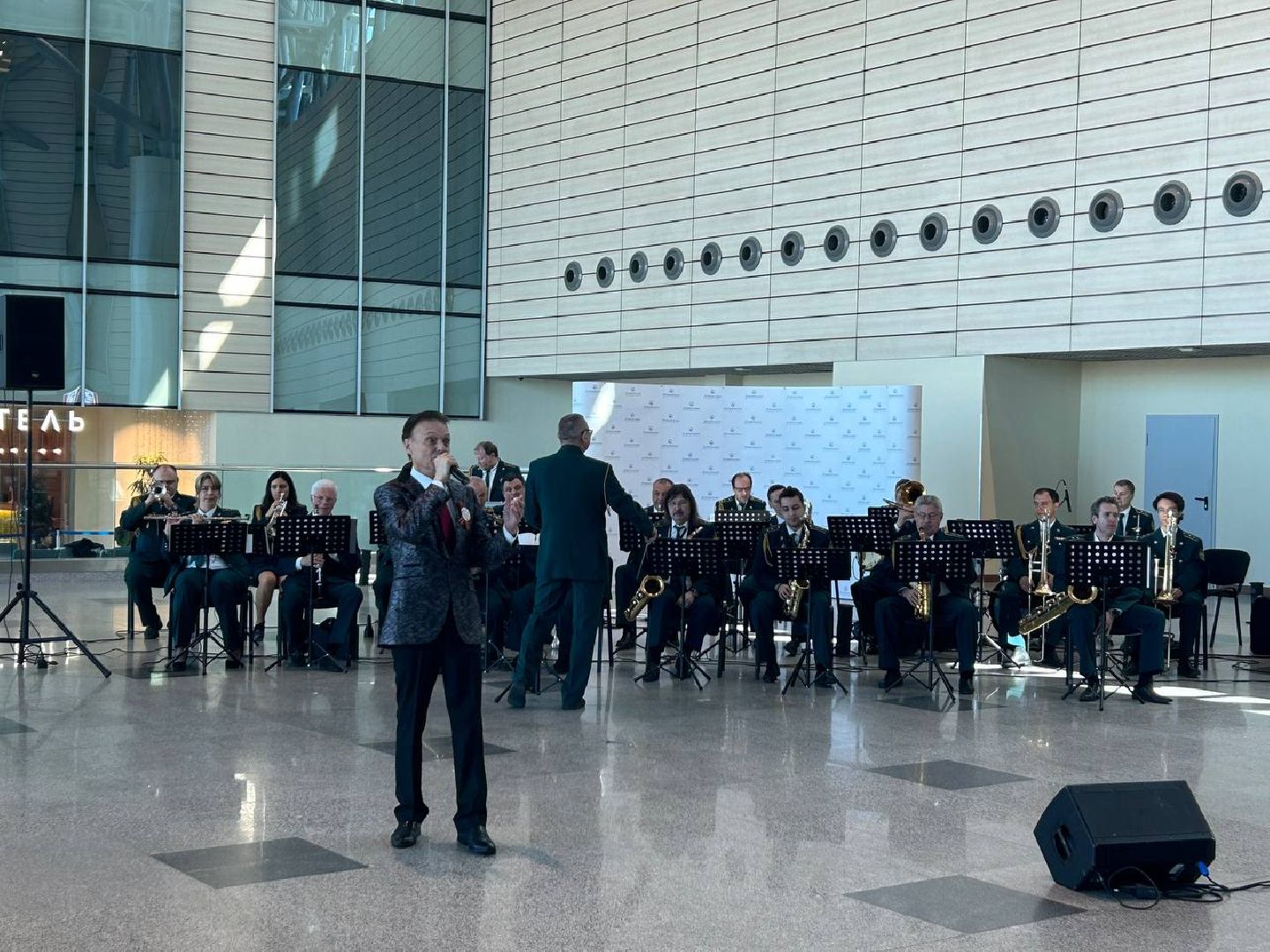 оркестр таможенной службы, песни военных лет, День Победы, аэропорт Домодедово,