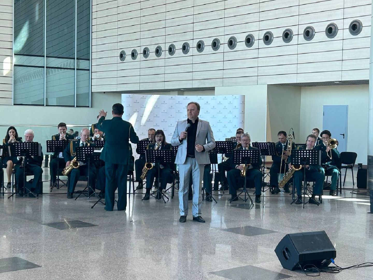 оркестр таможенной службы, песни военных лет, День Победы, аэропорт Домодедово,