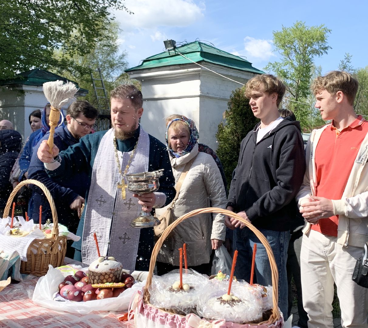 Балашиха, Подмосковье, Троицкий храм в Павлино, Пасха, освящение куличей,