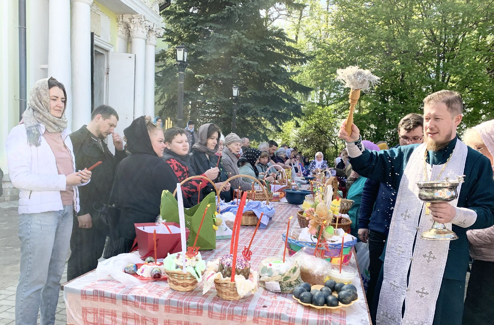 Балашиха, Подмосковье, Троицкий храм в Павлино, Пасха, освящение куличей,
