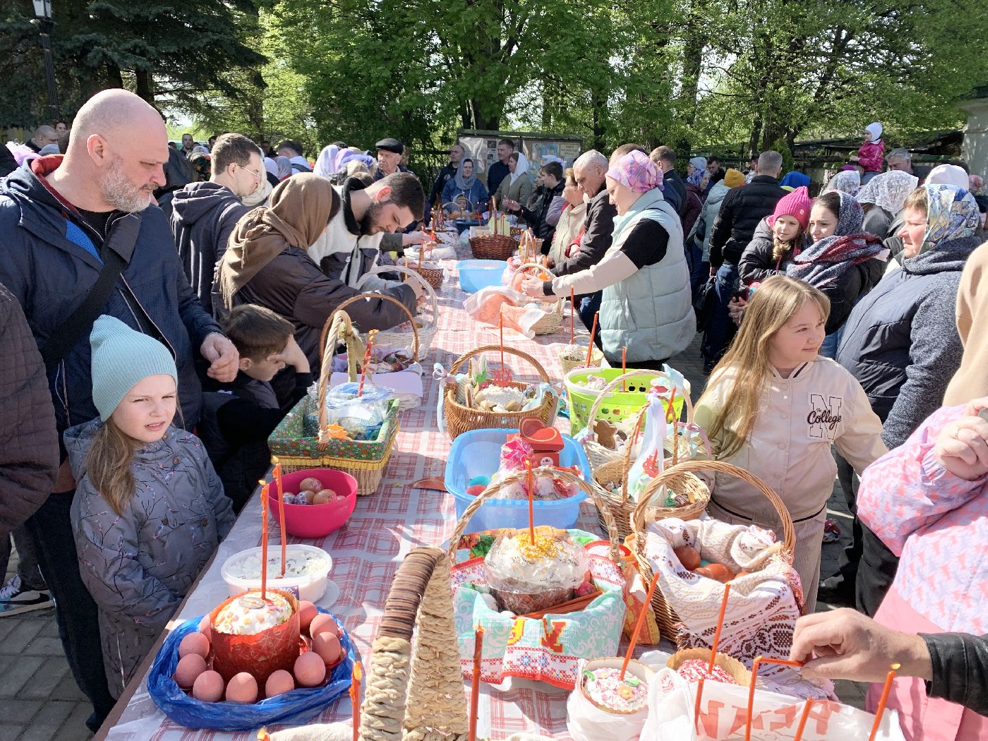 Балашиха, Подмосковье, Троицкий храм в Павлино, Пасха, освящение куличей,