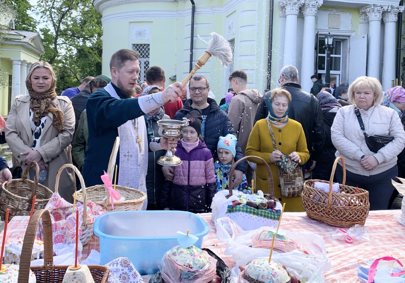 Балашиха, Подмосковье, Троицкий храм в Павлино, Пасха, освящение куличей,