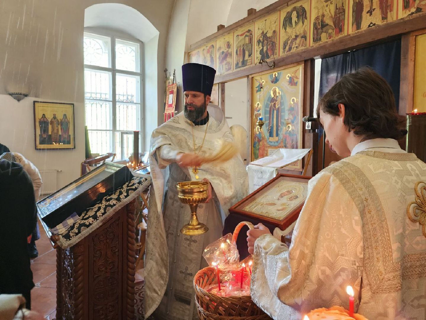 можайск, можайский городской округ, подмосковье, храм, пасха, пасхальные службы, освящение куличей, куличи, яйца,
