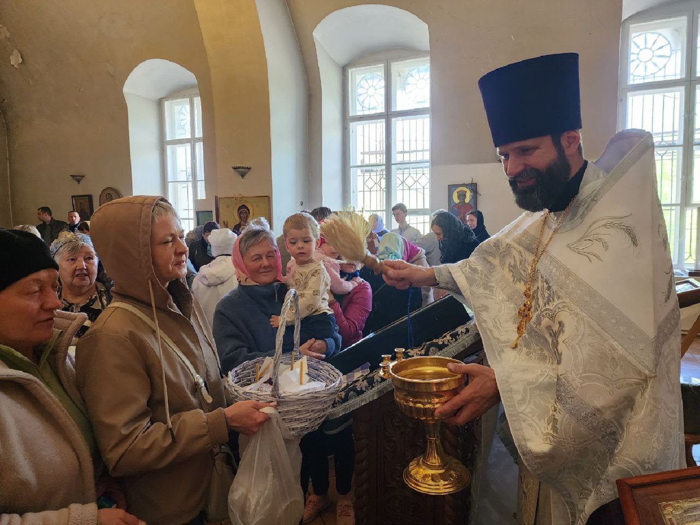 можайск, можайский городской округ, подмосковье, храм, пасха, пасхальные службы, освящение куличей, куличи, яйца,
