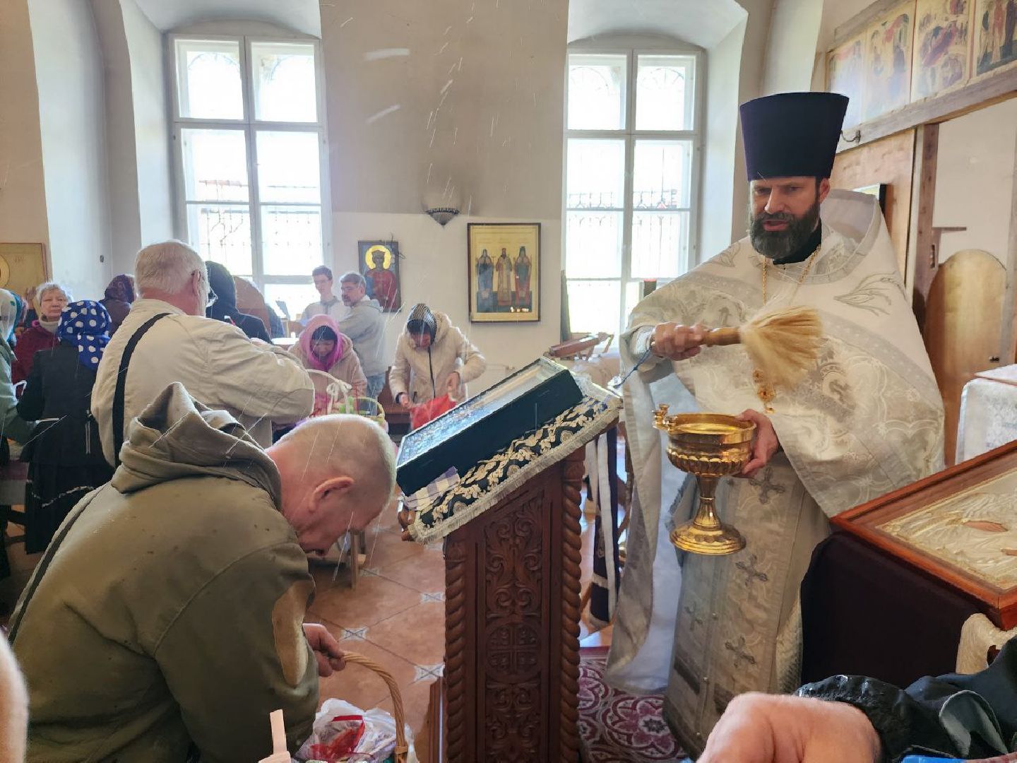можайск, можайский городской округ, подмосковье, храм, пасха, пасхальные службы, освящение куличей, куличи, яйца,