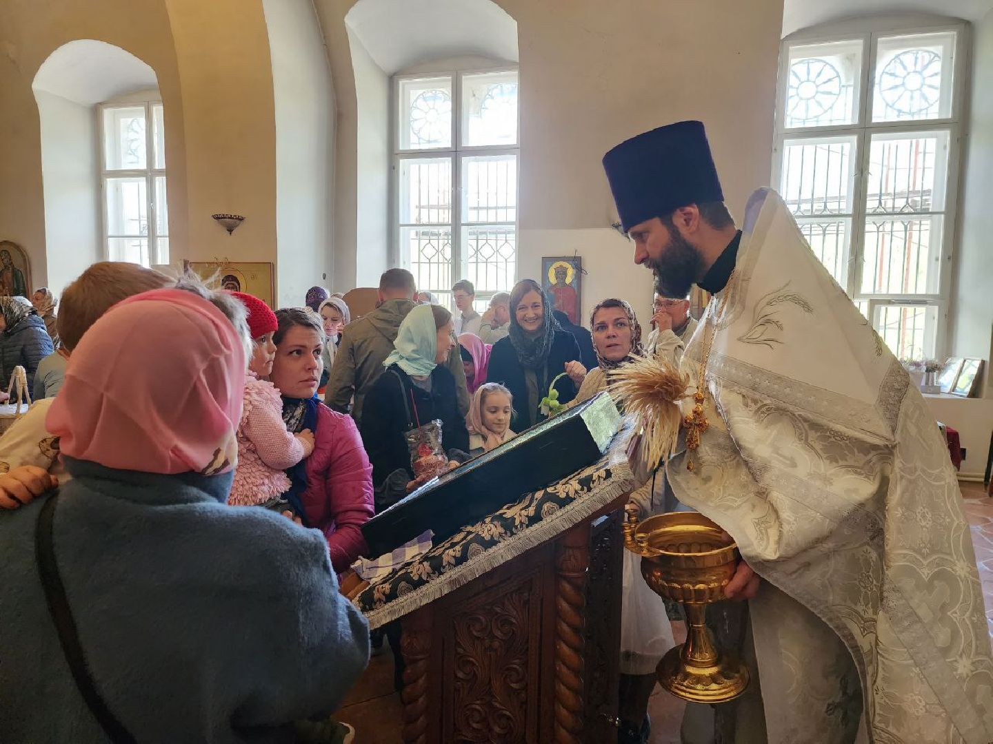 можайск, можайский городской округ, подмосковье, храм, пасха, пасхальные службы, освящение куличей, куличи, яйца,