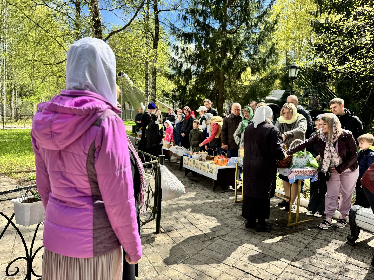пасхальные яства, освящение куличей, отец александр, храм в наро-фоминске,
