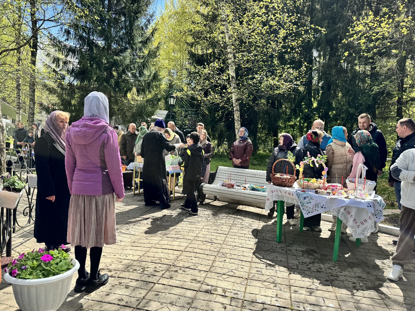 пасхальные яства, освящение куличей, отец александр, храм в наро-фоминске,