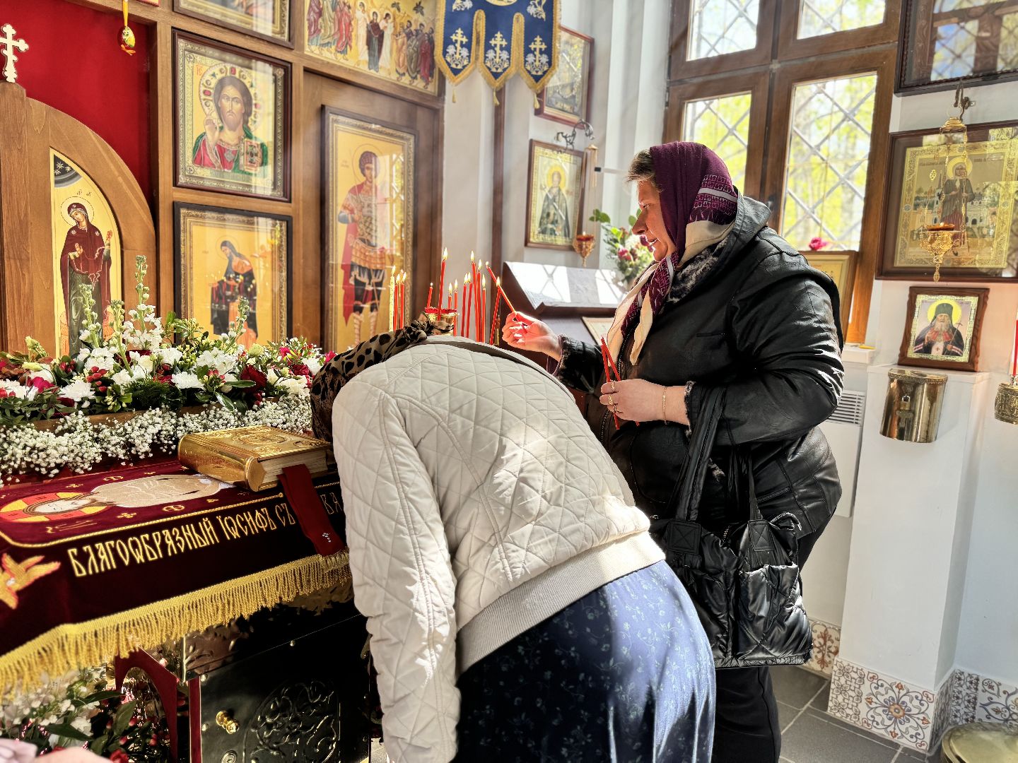 пасхальные яства, освящение куличей, отец александр, храм в наро-фоминске,