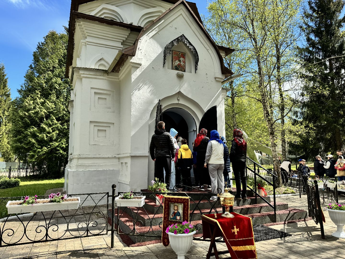 пасхальные яства, освящение куличей, отец александр, храм в наро-фоминске,