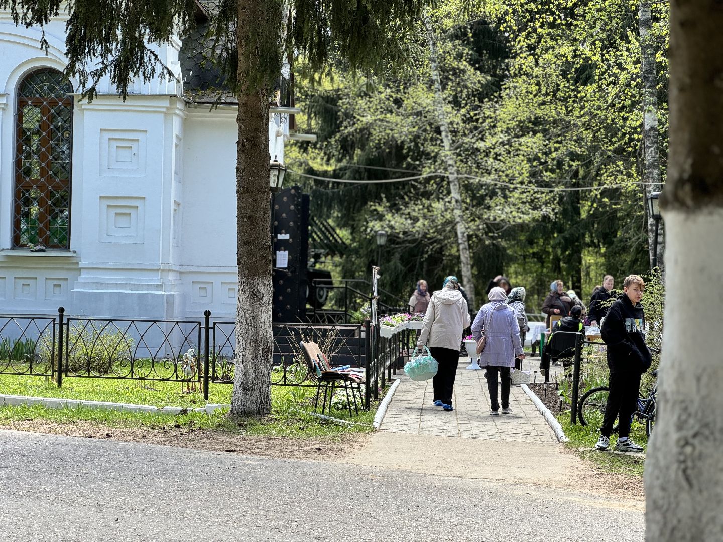 пасхальные яства, освящение куличей, отец александр, храм в наро-фоминске,
