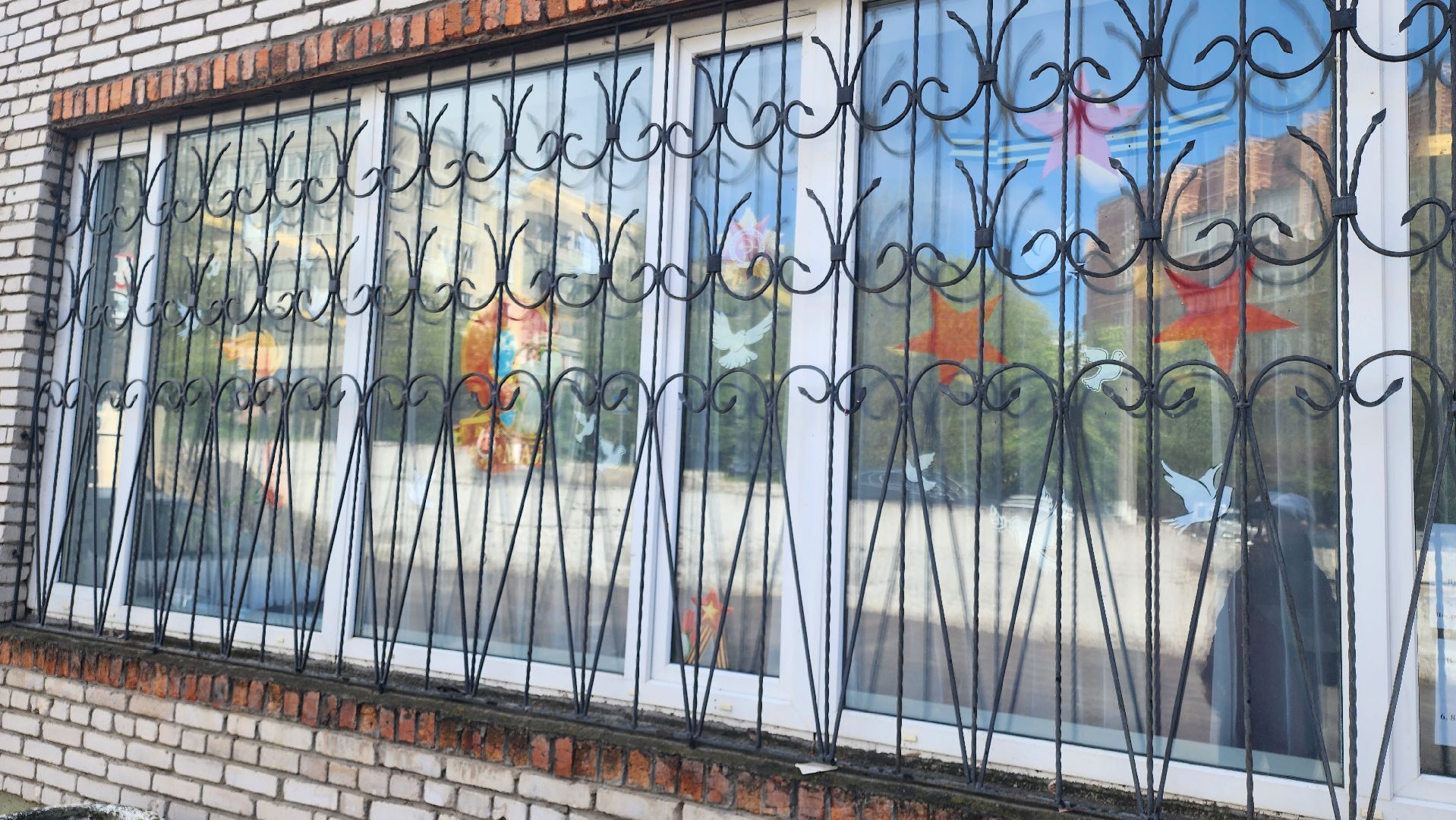 кашира, центральная библиотека, окна победы, 9 мая, день победы, георгиевская лента, голубь мира, жаравли, великая отечественная война,