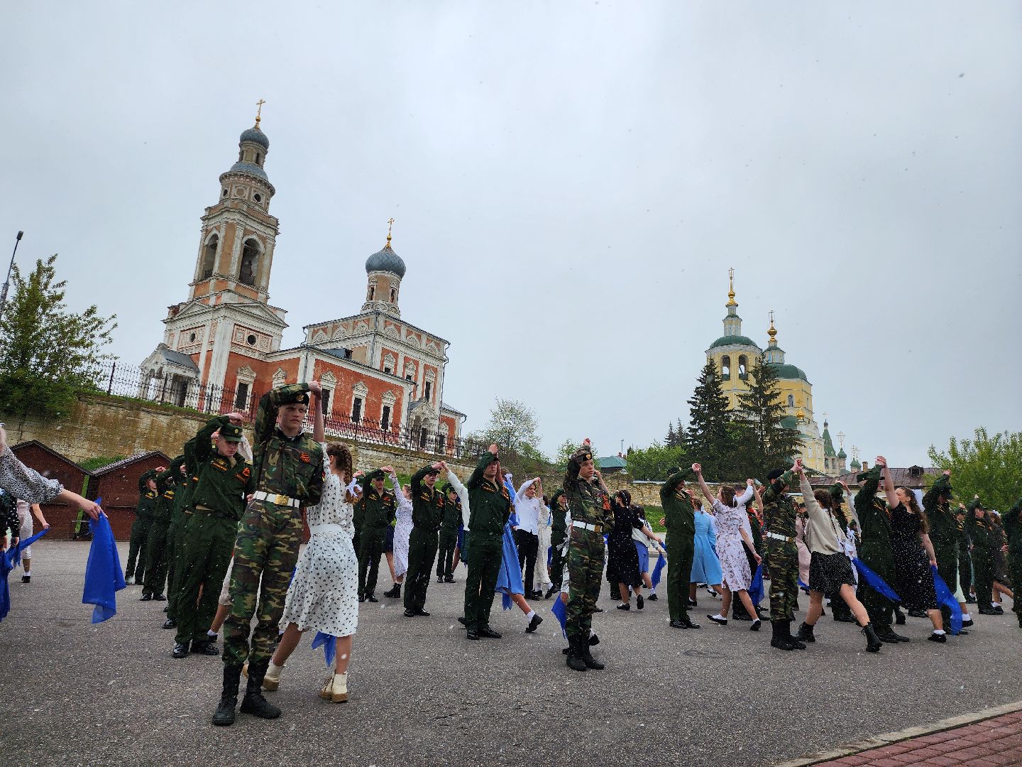 серпухов, подмосковье, день победы, акция синий платочек, 9 мая, великая отечественная война, акции,