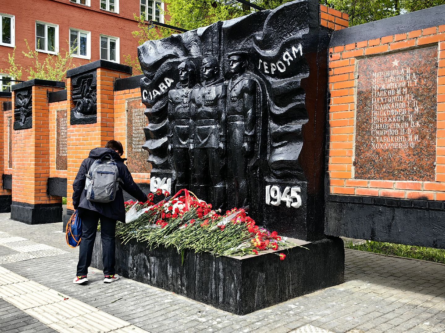 День Победы, мемориал, возложение цветов, торжественная линейка,