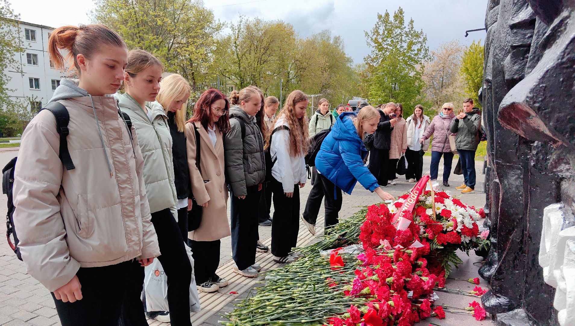 День Победы, мемориал, возложение цветов, торжественная линейка,