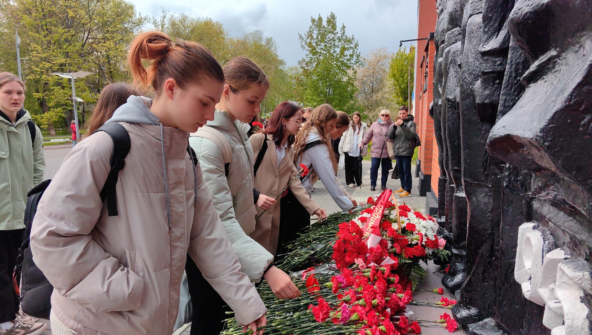 День Победы, мемориал, возложение цветов, торжественная линейка,