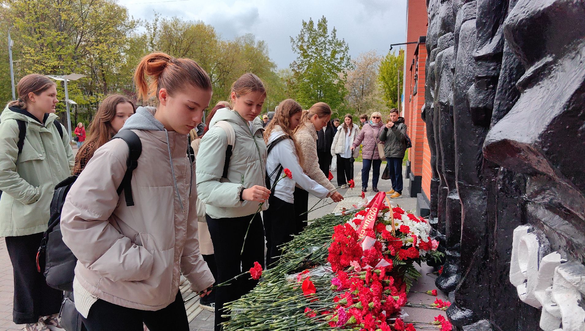 День Победы, мемориал, возложение цветов, торжественная линейка,