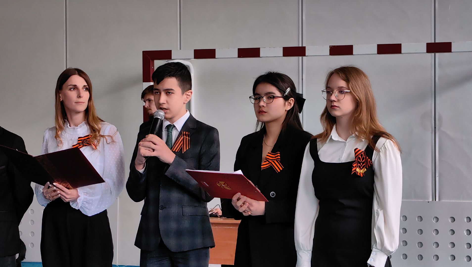 День Победы, мемориал, возложение цветов, торжественная линейка,