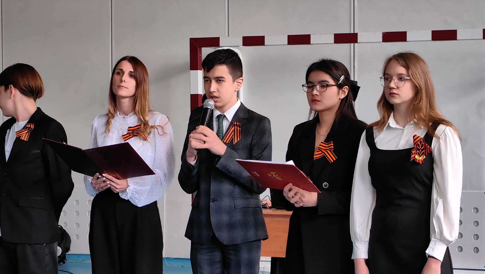 День Победы, мемориал, возложение цветов, торжественная линейка,