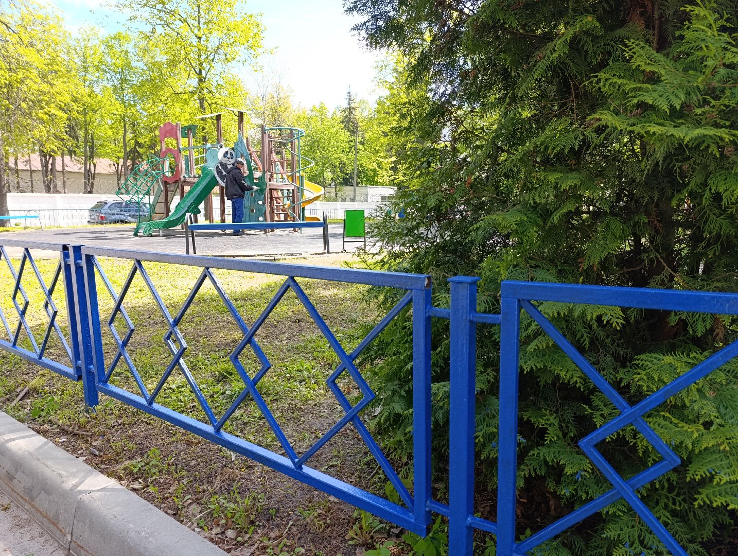 Бронницы, Благоустройство, Красят детскую площадку,