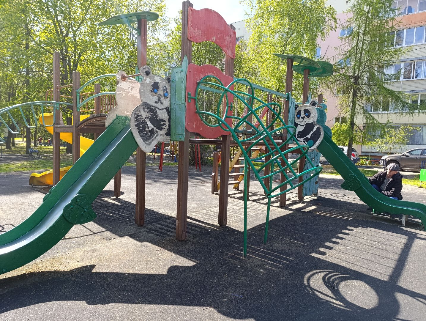 Бронницы, Благоустройство, Красят детскую площадку,