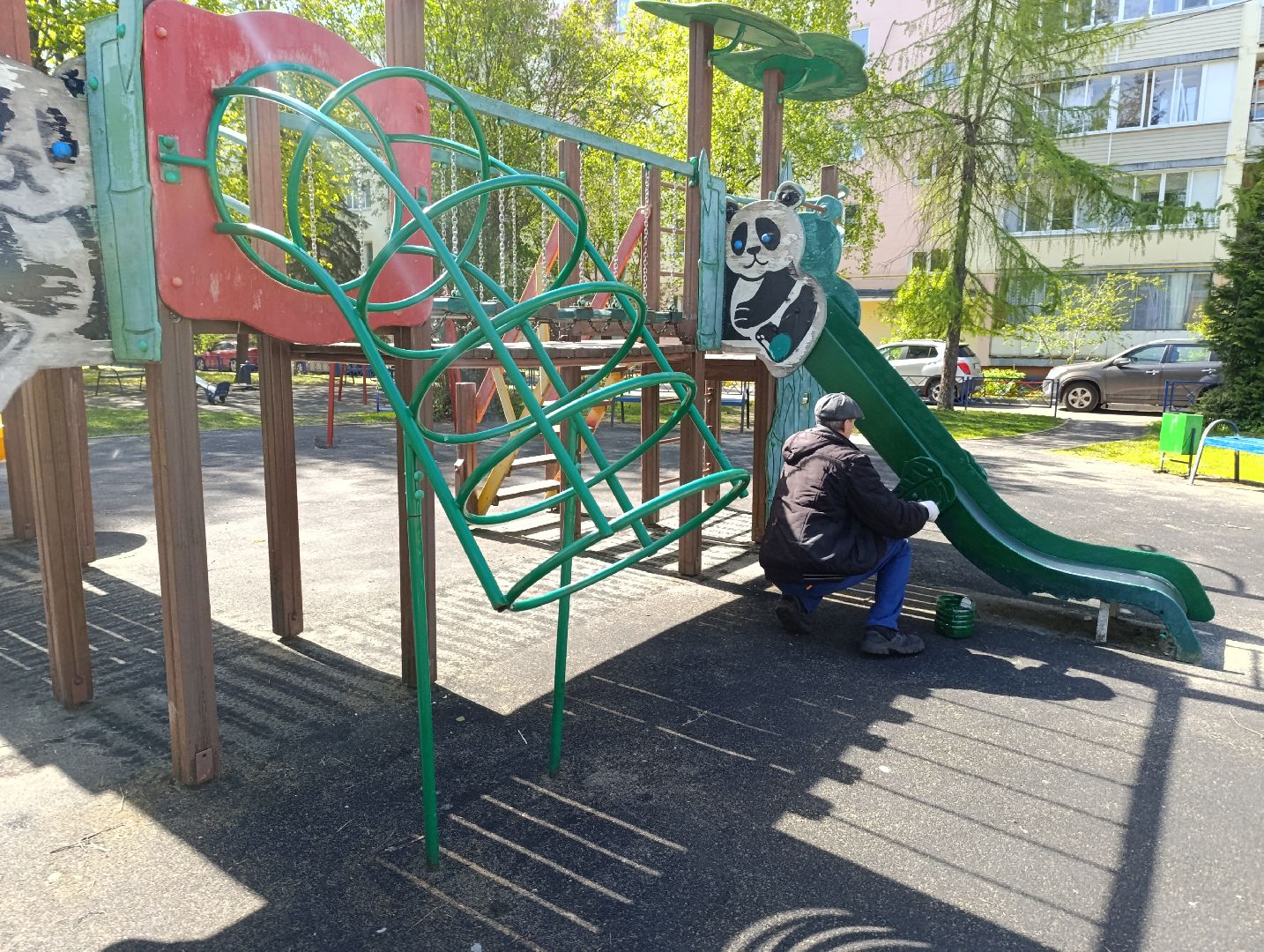 Бронницы, Благоустройство, Красят детскую площадку,