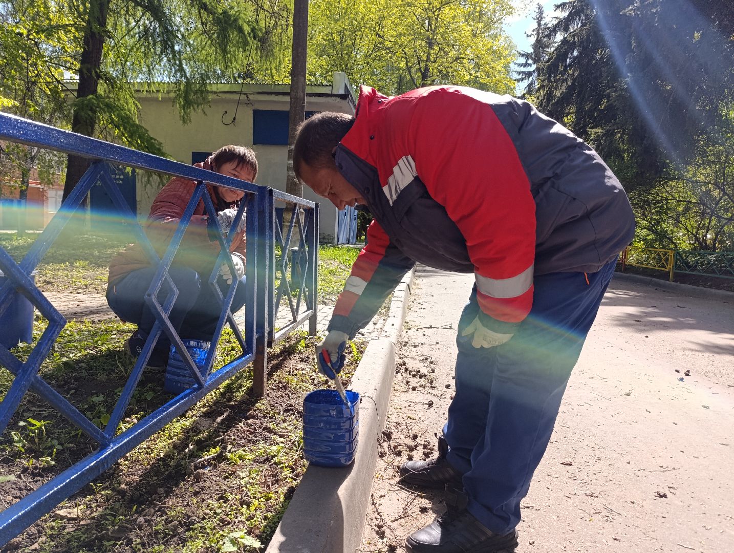 Бронницы, Благоустройство, Красят детскую площадку,