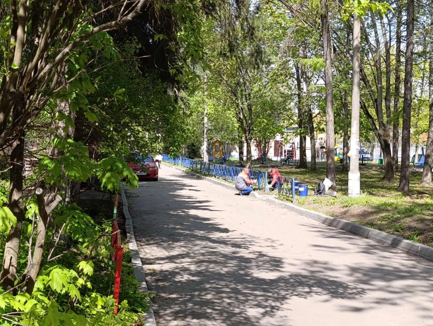 Бронницы, Благоустройство, Красят детскую площадку,