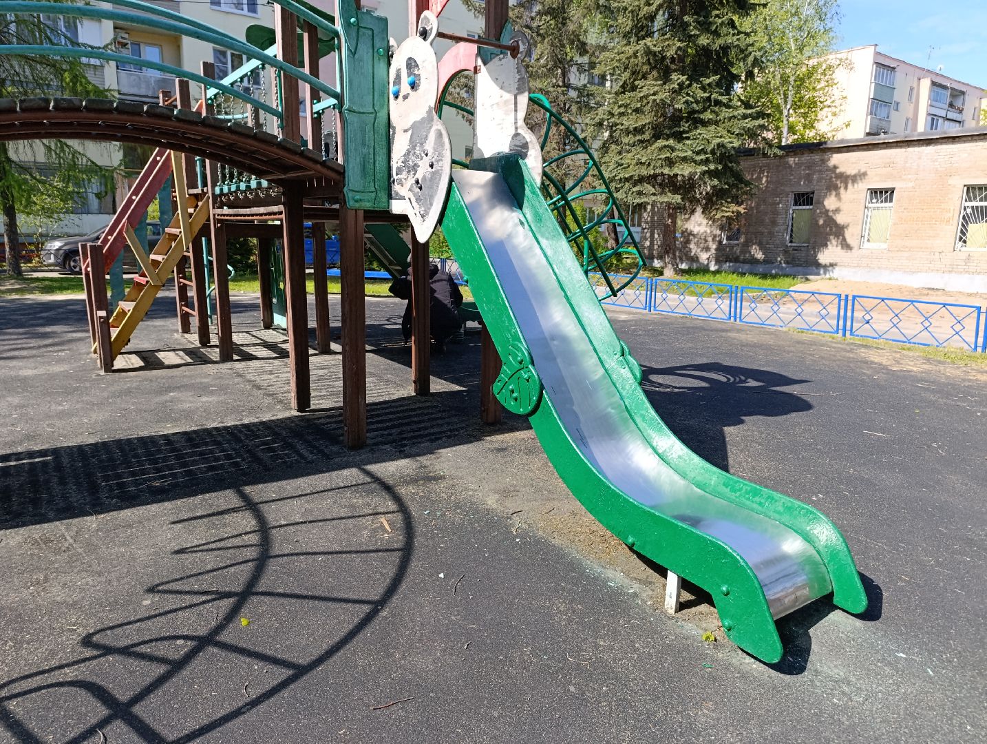 Бронницы, Благоустройство, Красят детскую площадку,