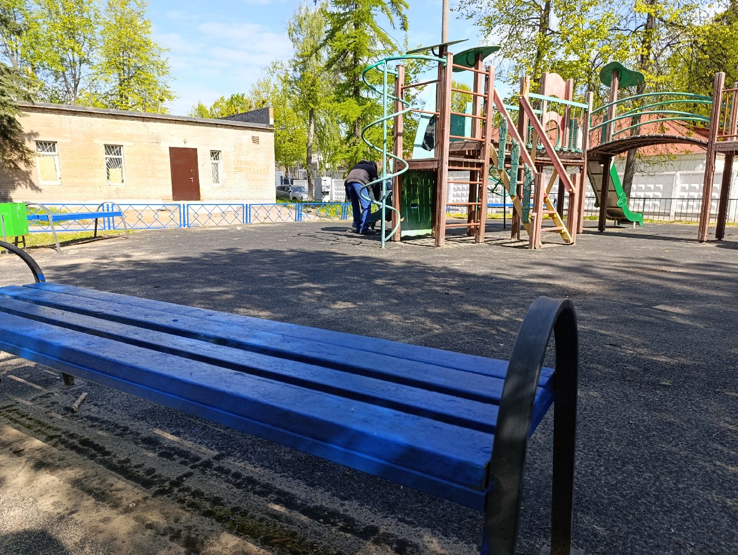 Бронницы, Благоустройство, Красят детскую площадку,