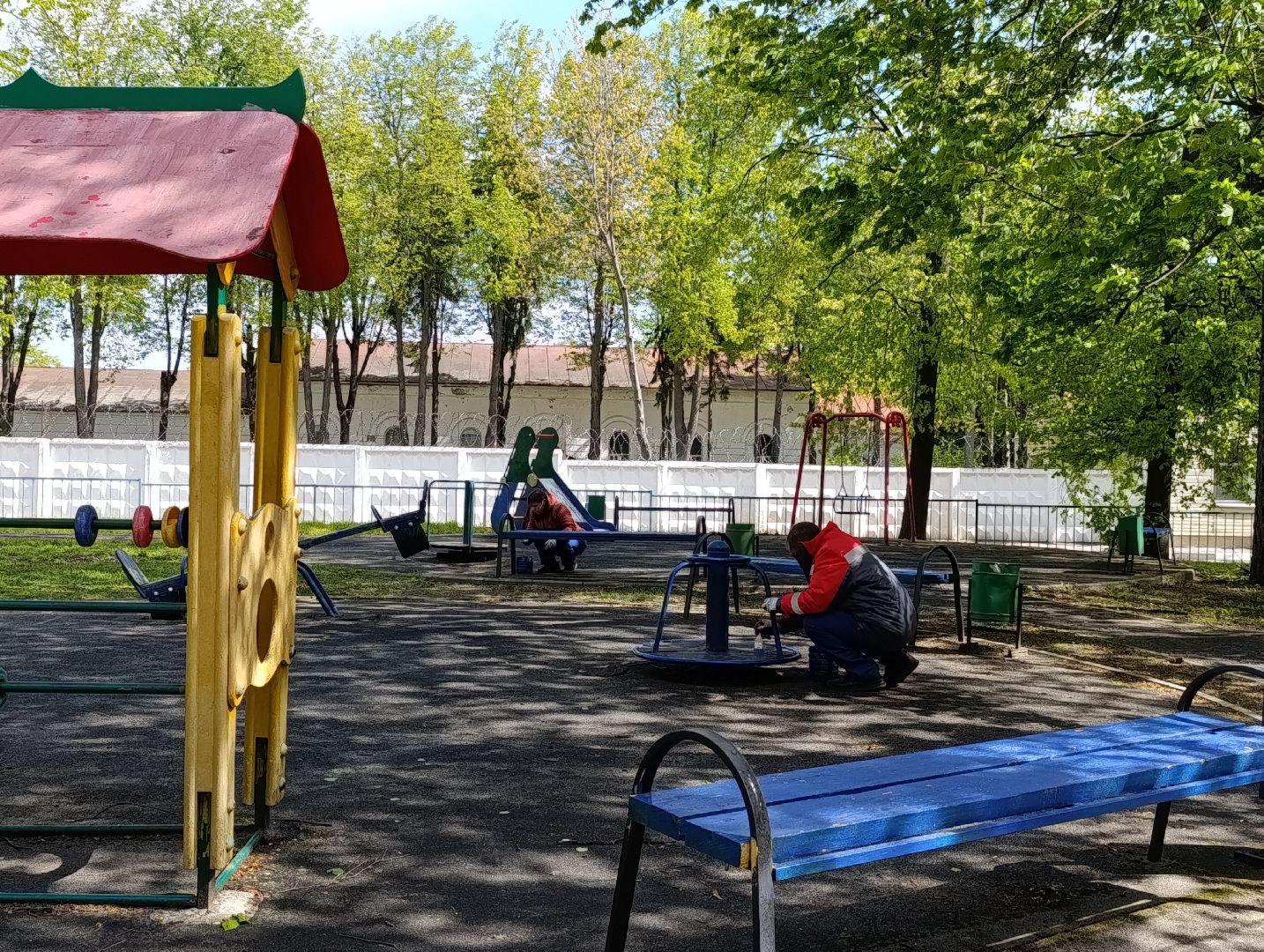 Бронницы, Благоустройство, Красят детскую площадку,