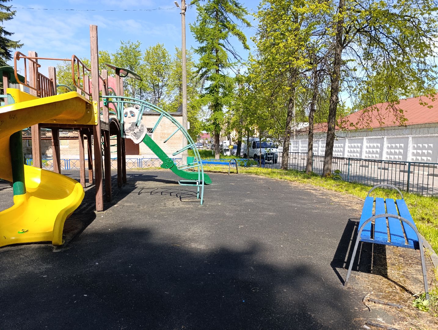 Бронницы, Благоустройство, Красят детскую площадку,