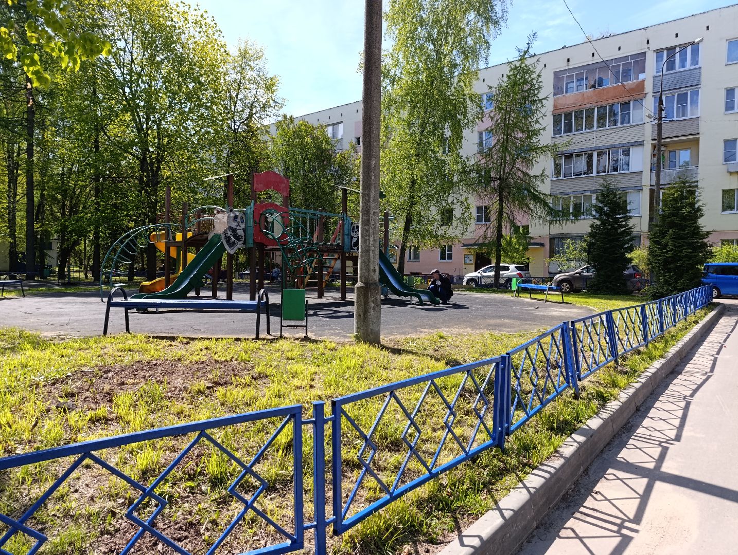 Бронницы, Благоустройство, Красят детскую площадку,