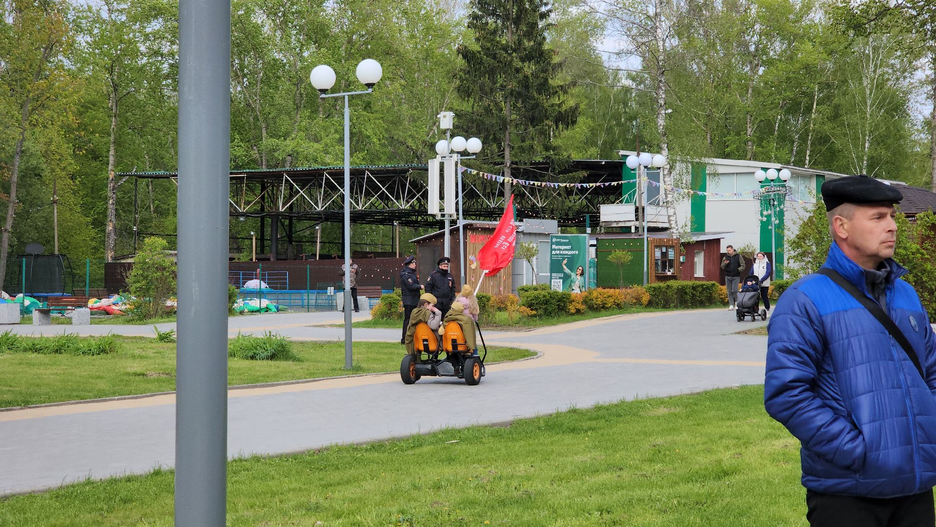 кашира, городской парк, день победы, 9 мая, надувная фигура, георгиевская лента, знамя победы,