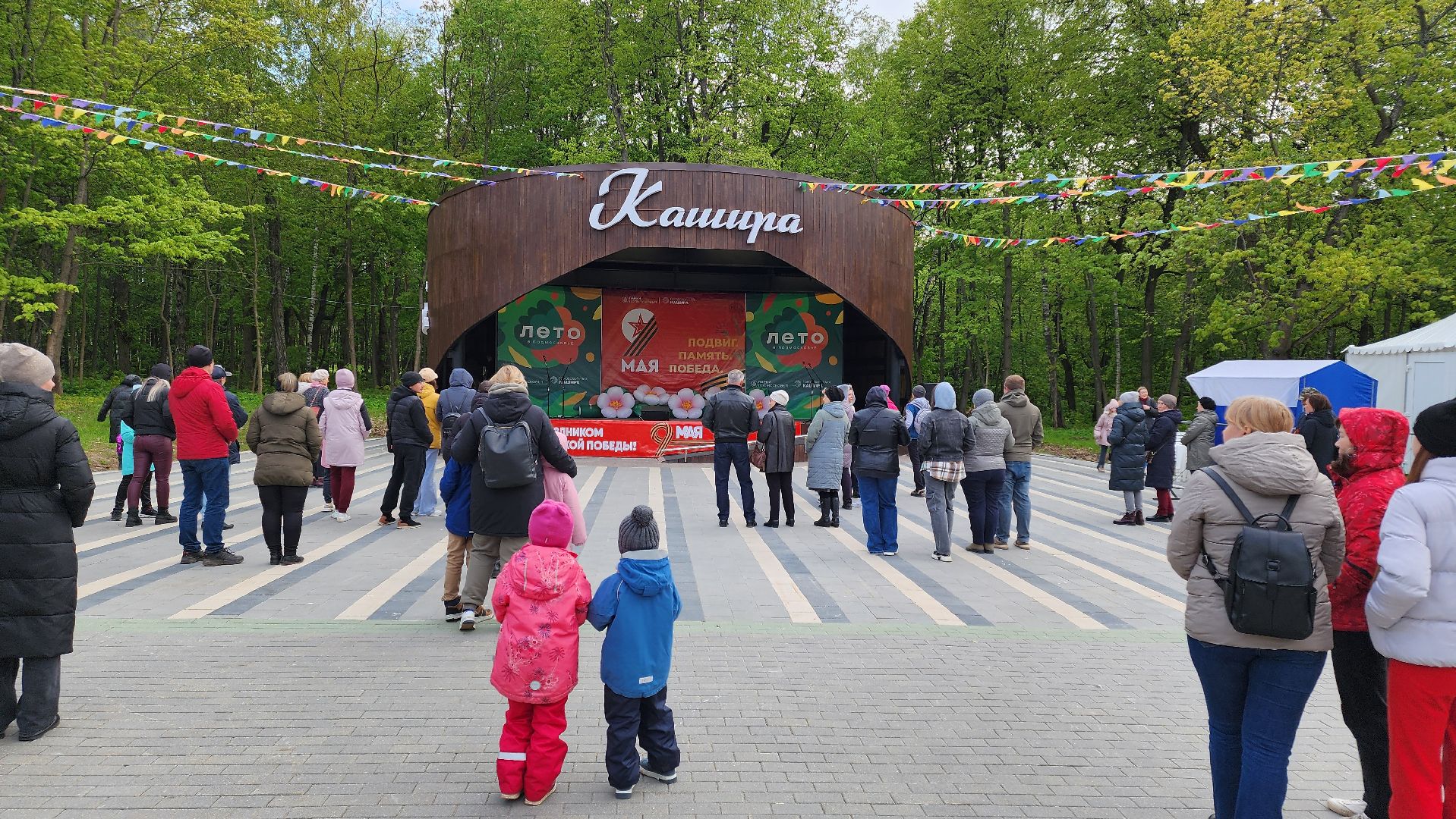 кашира, городской парк, день победы, 9 мая, надувная фигура, георгиевская лента, знамя победы,