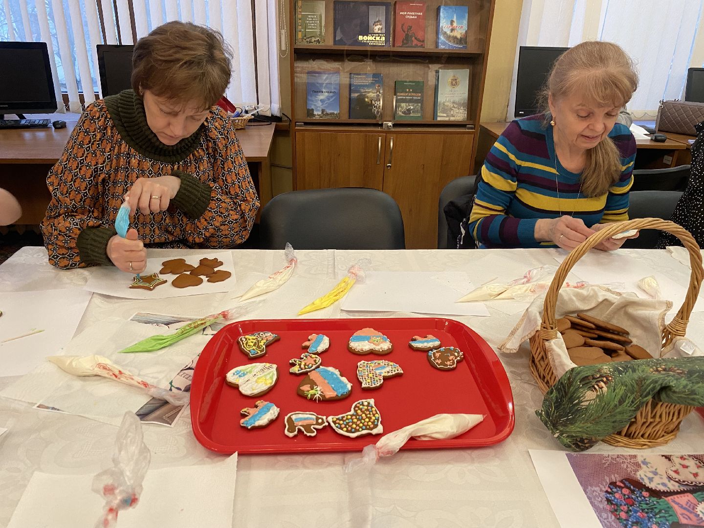 роспись пряников, пряник для бойцов, мбук компас власиха, библиотека Власиха, мастер-класс по росписи пряников,