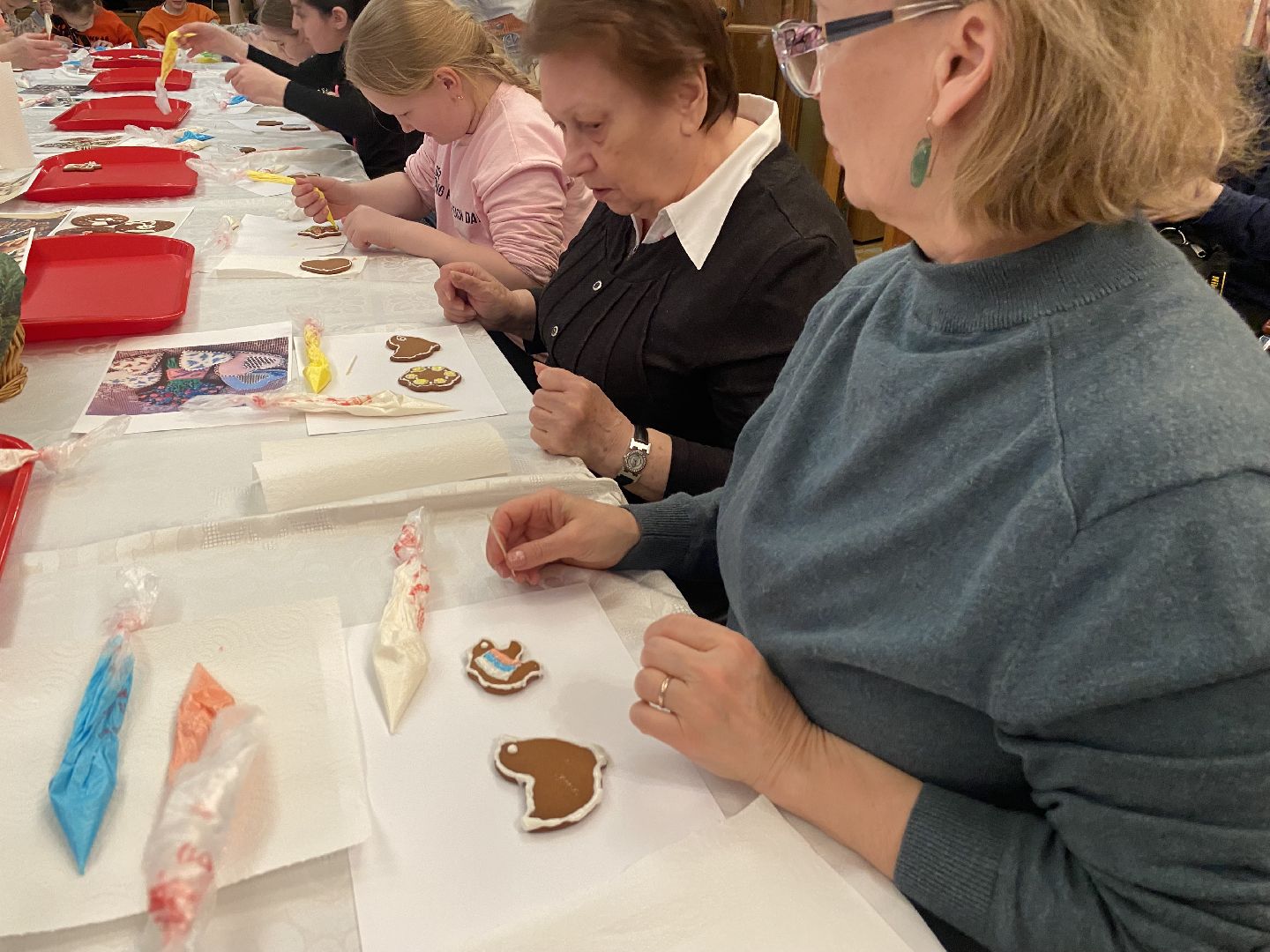 роспись пряников, пряник для бойцов, мбук компас власиха, библиотека Власиха, мастер-класс по росписи пряников,