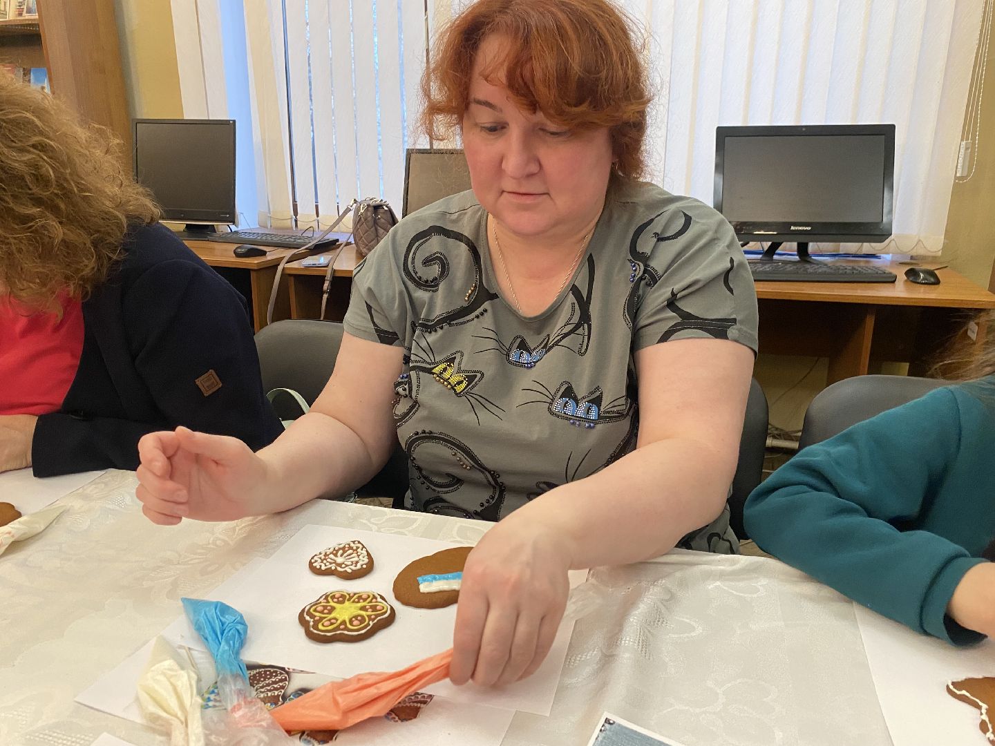 роспись пряников, пряник для бойцов, мбук компас власиха, библиотека Власиха, мастер-класс по росписи пряников,