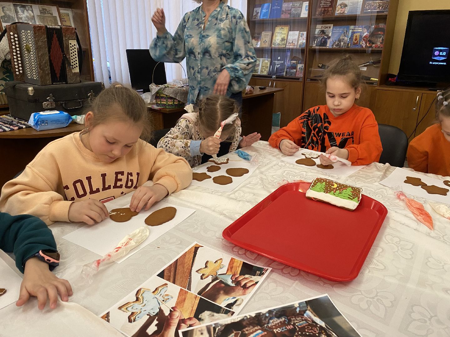 роспись пряников, пряник для бойцов, мбук компас власиха, библиотека Власиха, мастер-класс по росписи пряников,