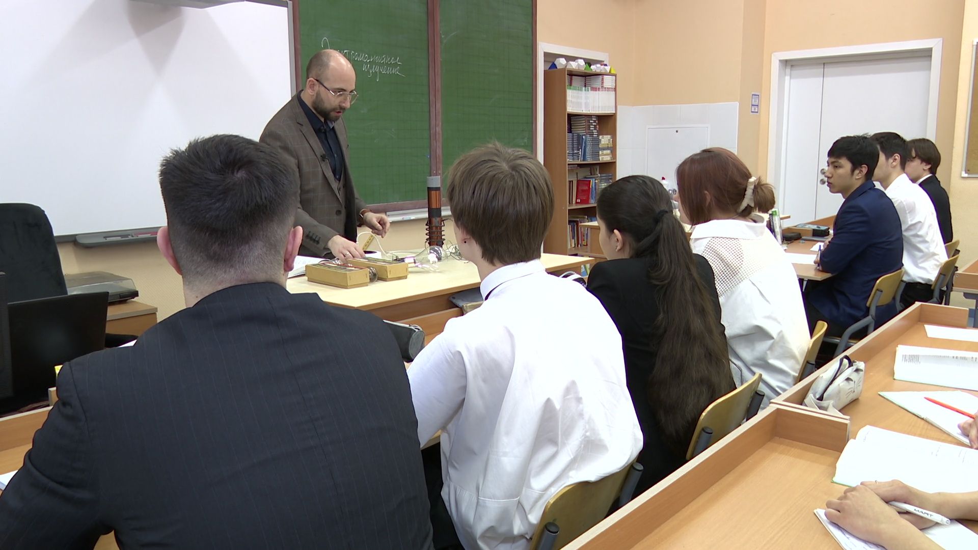 Реутов, образование, школы 10, учитель года, физика, Юрий Уробушкин,