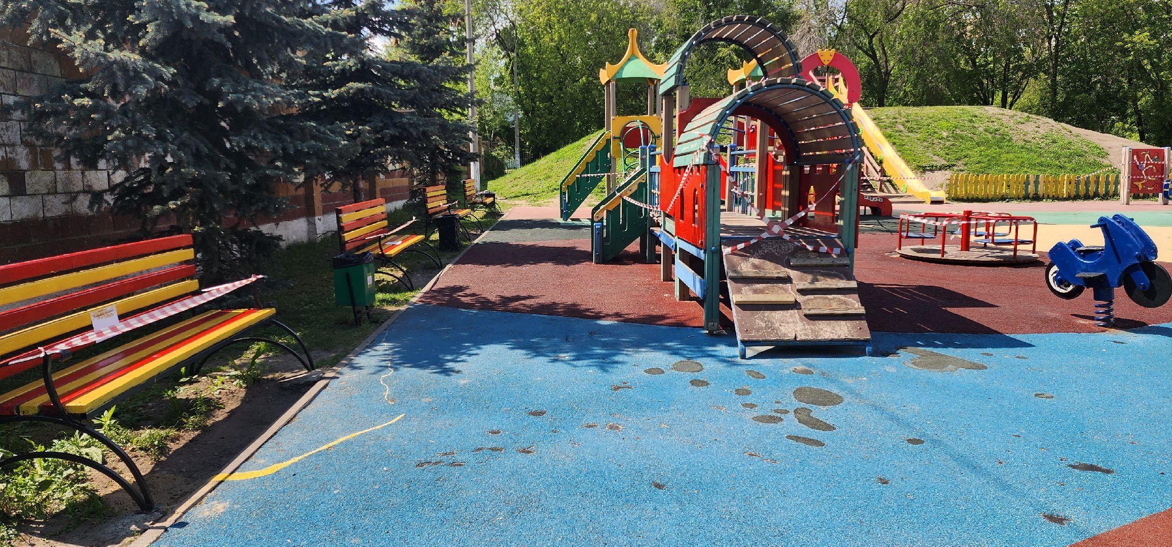 раменское, жкх и благоустройство, на улице Красноармейской в городе Раменское красят детскую площадку,