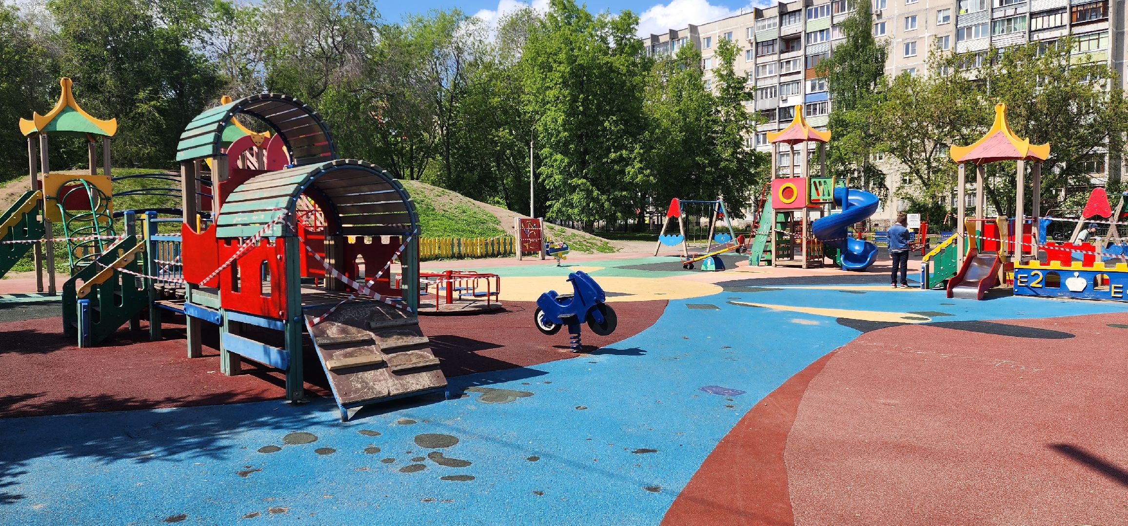 раменское, жкх и благоустройство, на улице Красноармейской в городе Раменское красят детскую площадку,