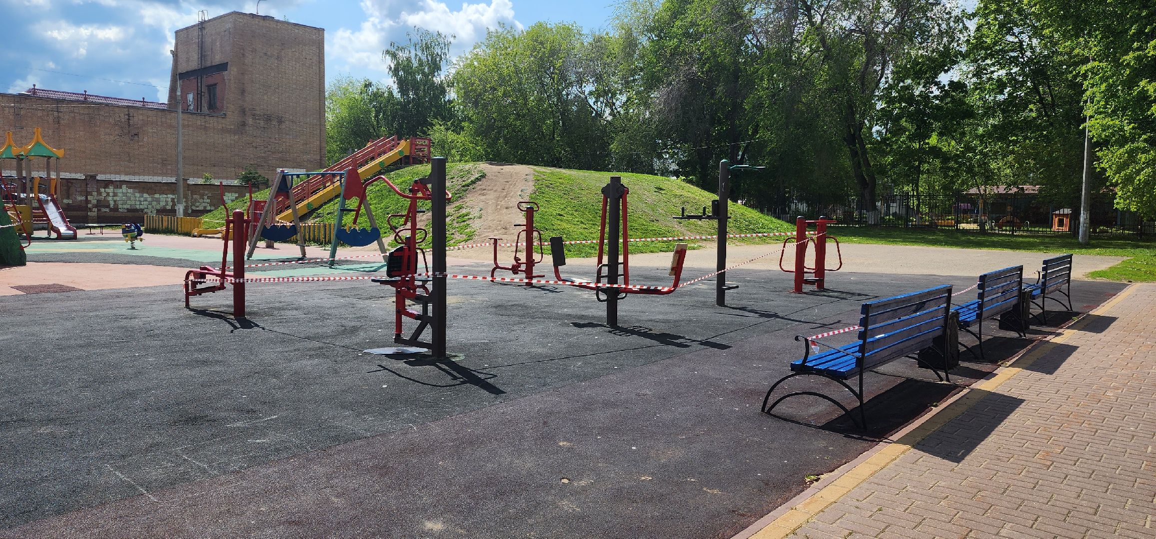 раменское, жкх и благоустройство, на улице Красноармейской в городе Раменское красят детскую площадку,