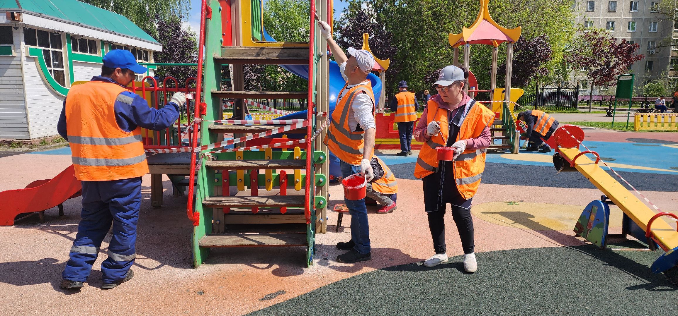 раменское, жкх и благоустройство, на улице Красноармейской в городе Раменское красят детскую площадку,