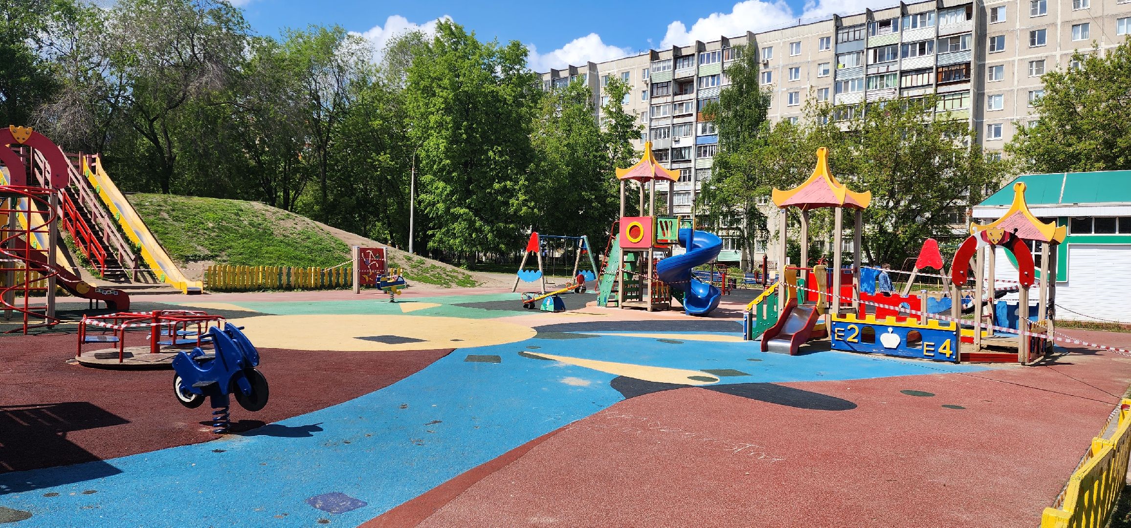 раменское, жкх и благоустройство, на улице Красноармейской в городе Раменское красят детскую площадку,