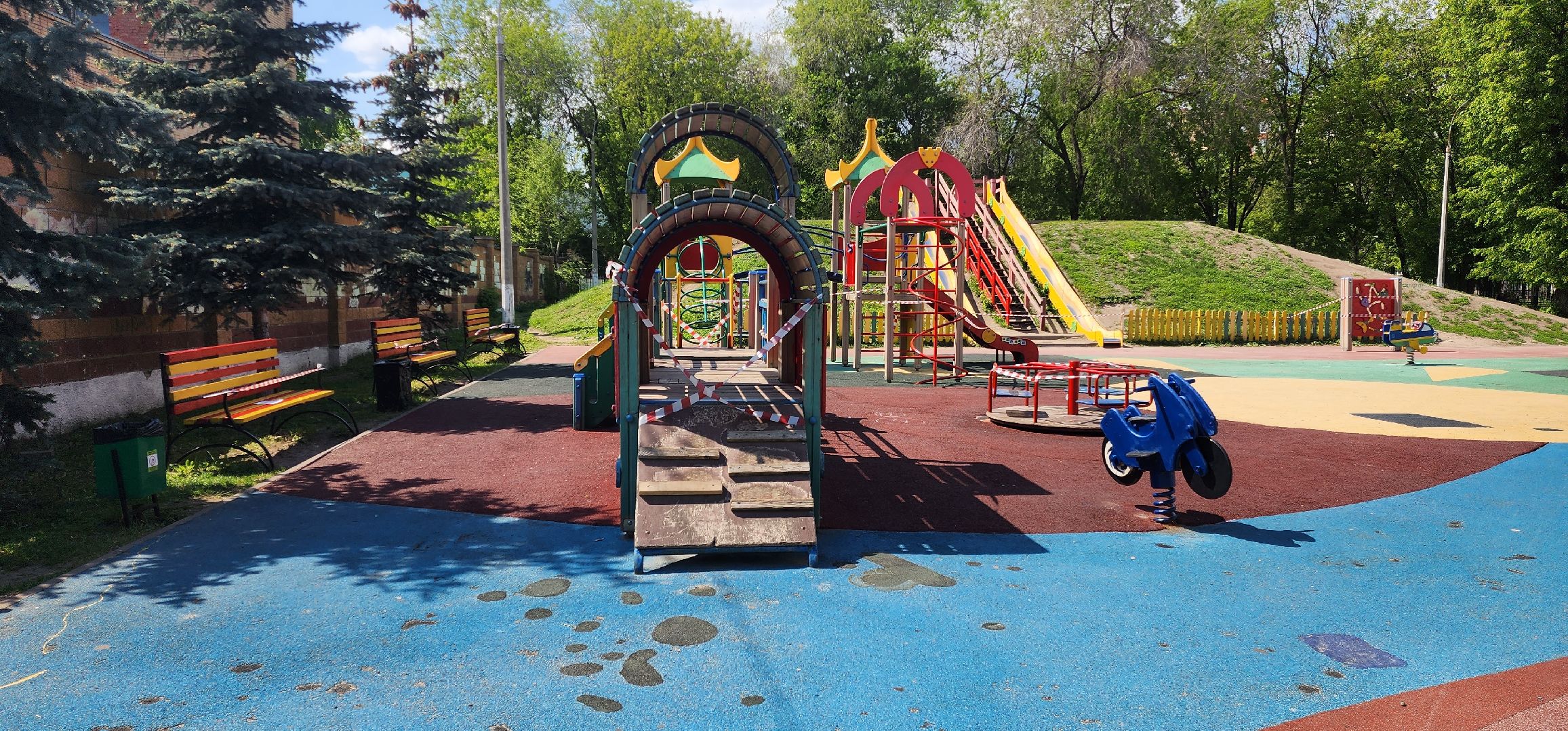 раменское, жкх и благоустройство, на улице Красноармейской в городе Раменское красят детскую площадку,